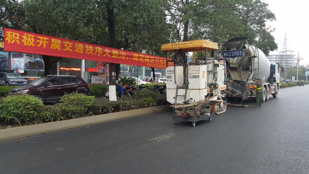 為什么說(shuō)路緣石滑模機(jī)是混凝土滑模攤鋪的好幫手呢？