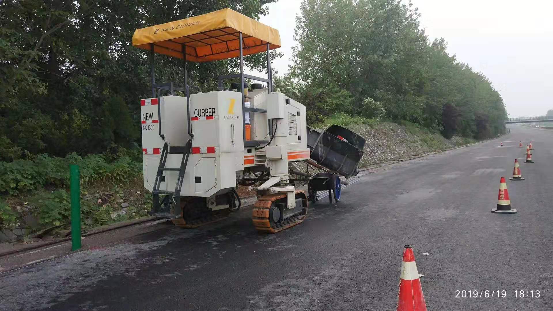 路緣石滑模機(jī)技術(shù)正在不斷創(chuàng)新，從而提高施工質(zhì)量及效率