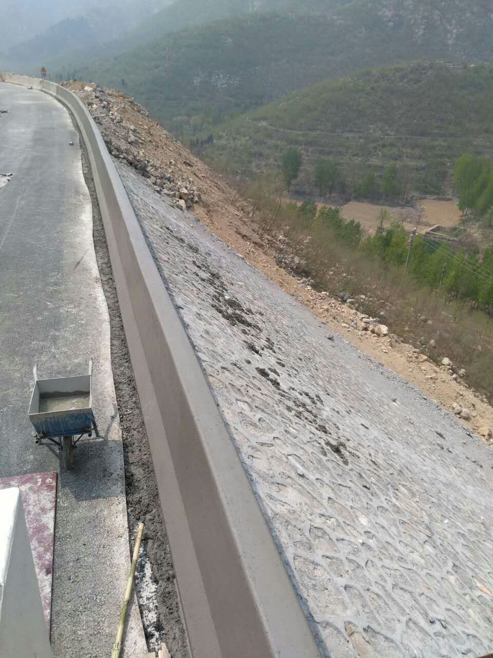 無論何種工況，路緣石滑模機(jī)都能完美運(yùn)行