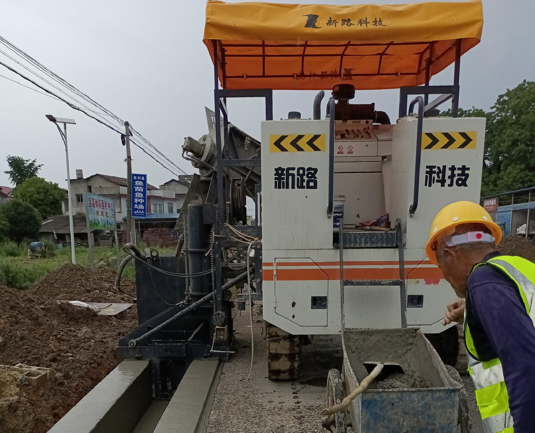 G353慈利至張家界城區(qū)公路排水溝滑模一次性成型，滑模施工效率高