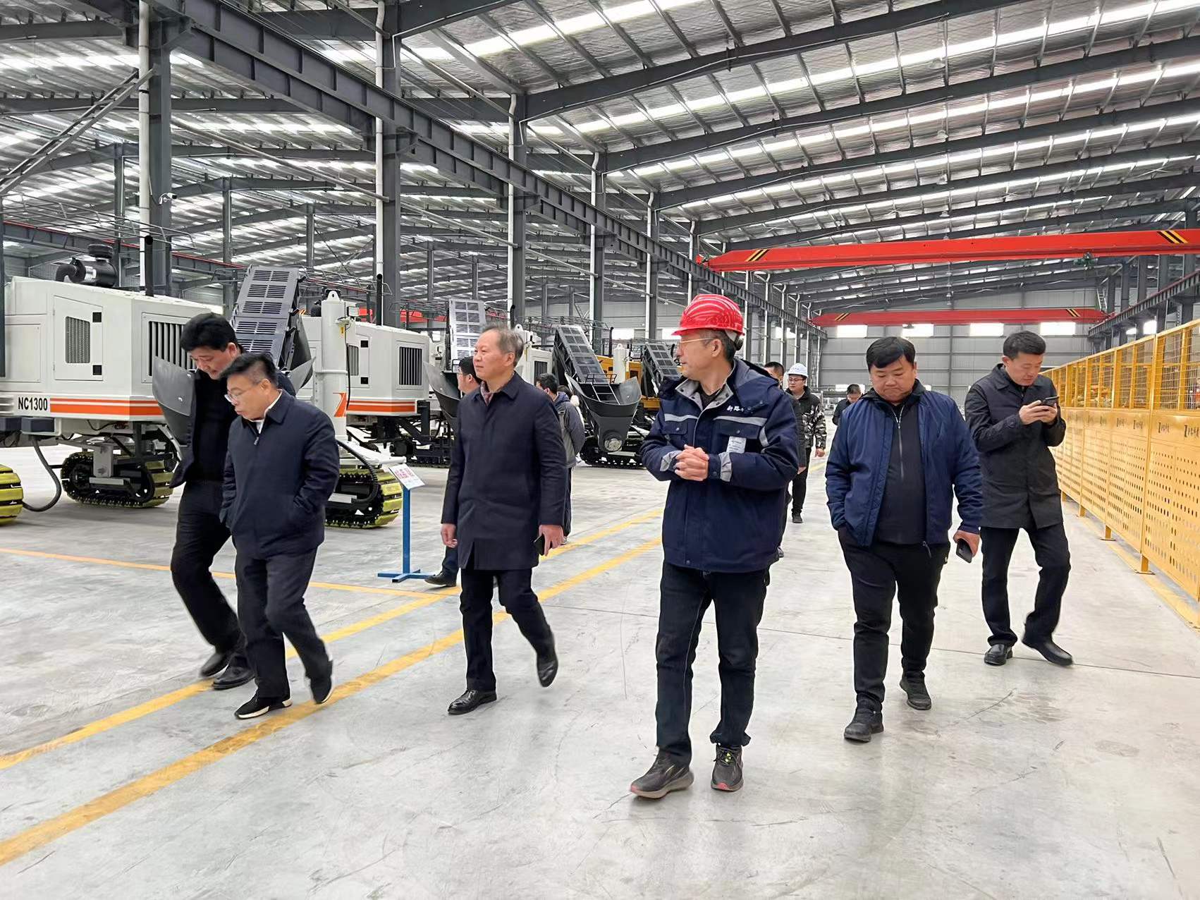 熱烈歡迎徐州市委市政府、淮海國(guó)際港務(wù)區(qū)、柳新鎮(zhèn)一行領(lǐng)導(dǎo)來(lái)我司參觀考察工作